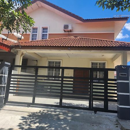 Ct Seraya Homestay  Canglun Luaran gambar