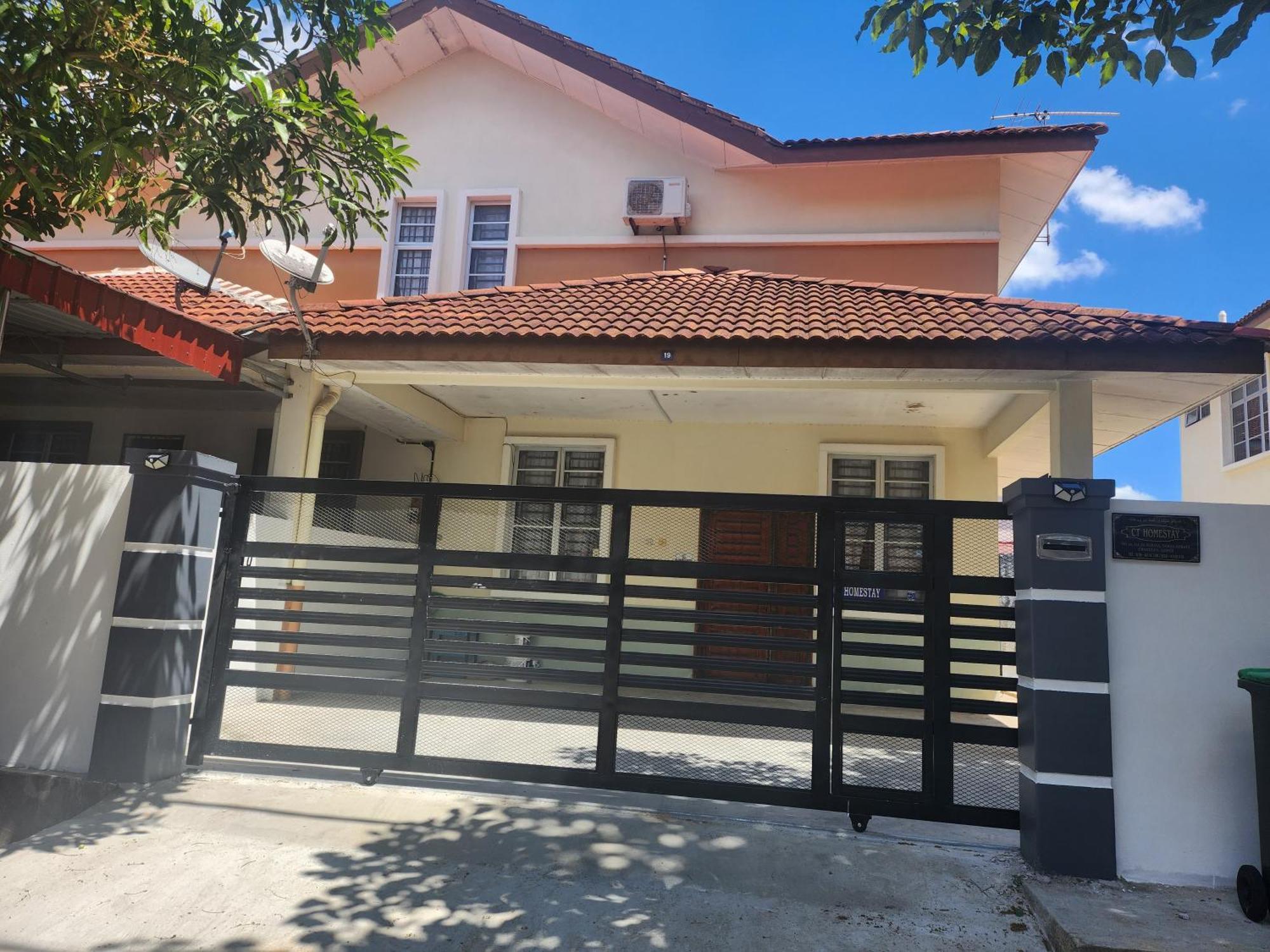 Ct Seraya Homestay  Canglun Luaran gambar